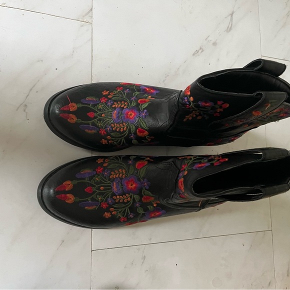 Size 7 - Picture 2 of 2